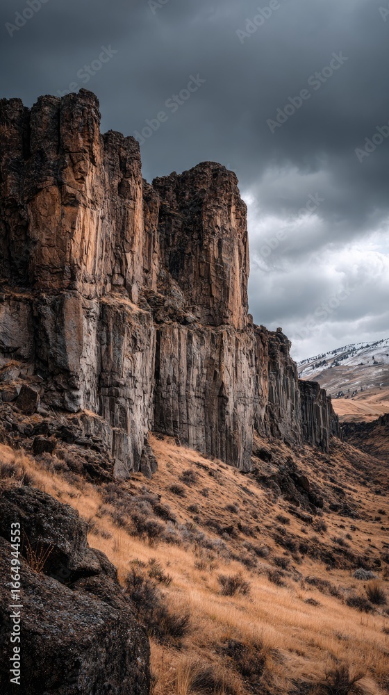 Obraz premium Dramatic rock face against a stormy sky