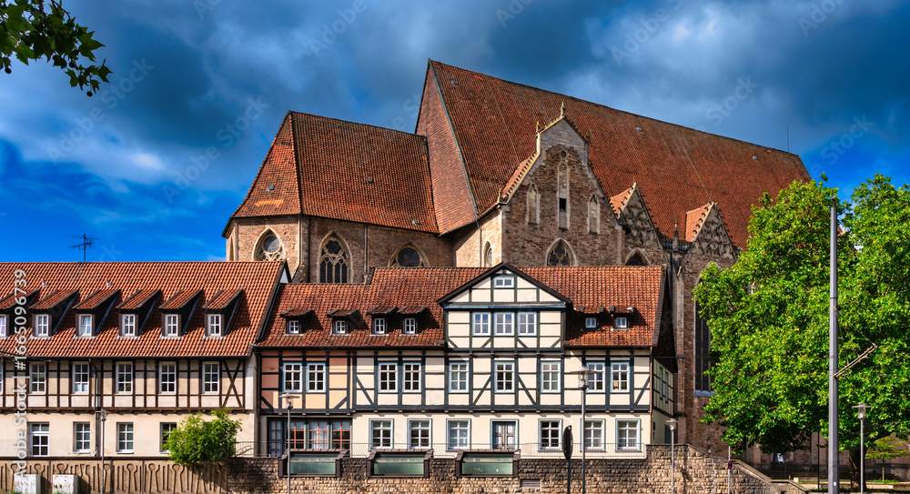 Naklejka premium Leisewitzhaus und Aegidienkirche in Braunschweig
