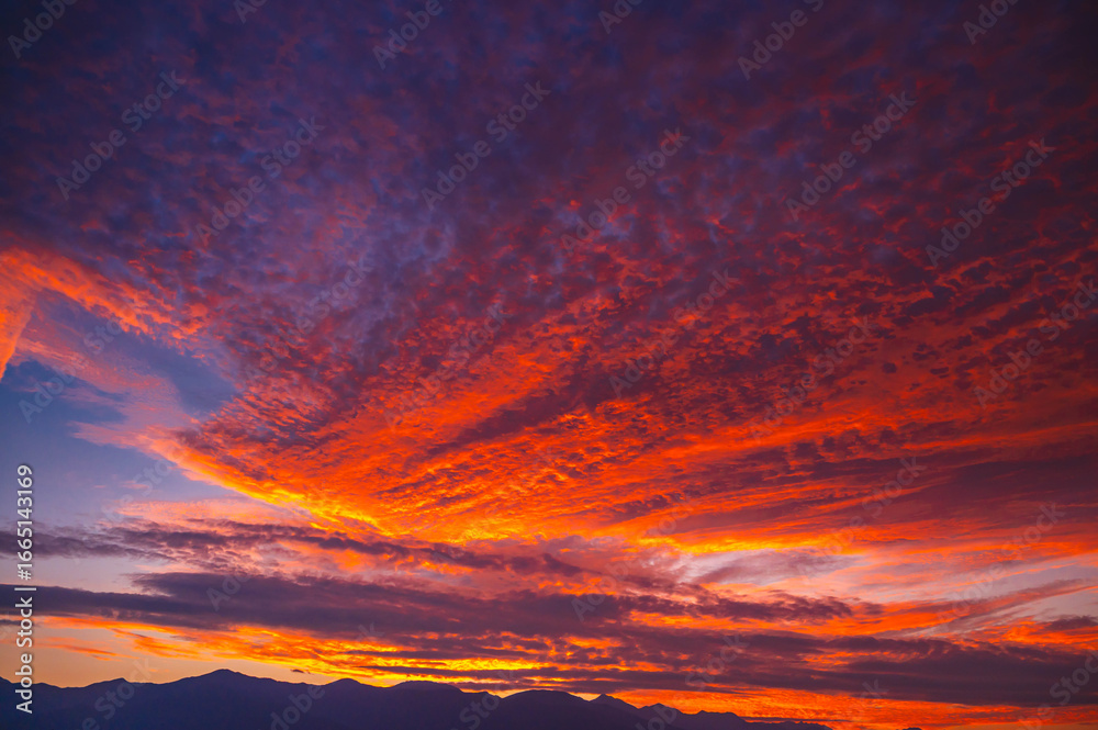 Fototapeta premium 綺麗な夕焼け空と山岳風景