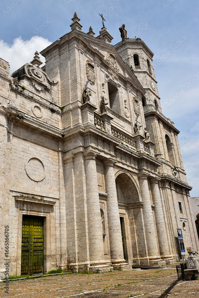Fototapeta premium La façade de la cathédrale Notre-Dame de l’Assomption à Valladolid