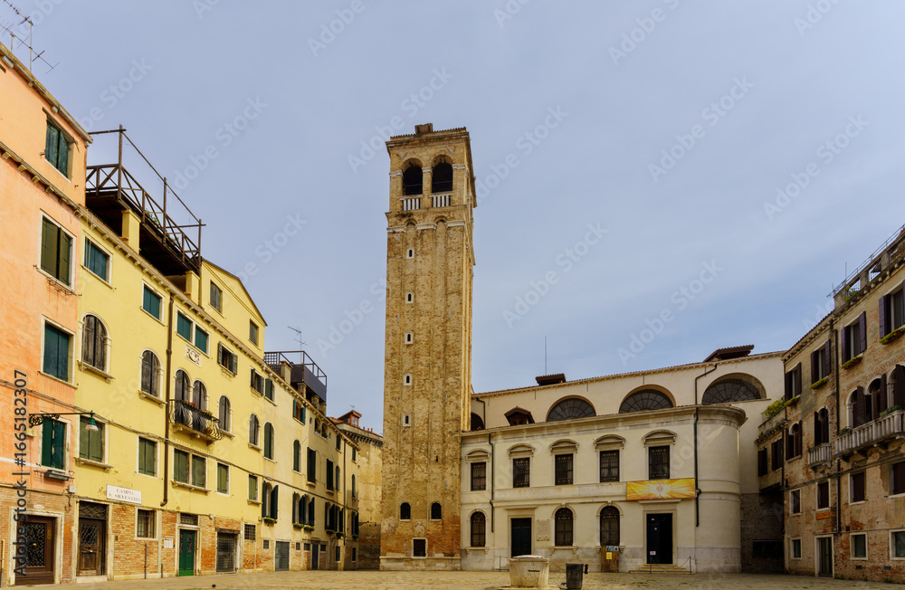 Obraz premium Tall historic bell tower standing in Venetian square