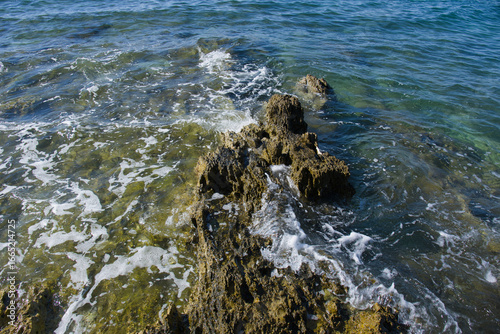 Brandung an einer Karst-Küste im Mittelmeer
