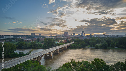 Foto The Gervais Street bridge leading into Downtown Columbia South Carolina Early in