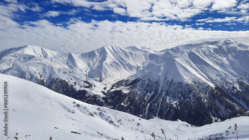 Vista panorámica de las montañas del caucaso con nieve - Trekking  Mestia a Ushguli en Georgia
