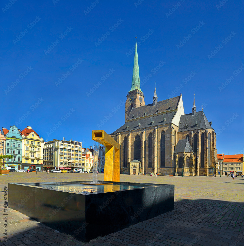 Fototapeta premium St. Bartholomew's Cathedral in the main square of Pilsen with a fountain, Czech Republic, Pilsen. Famous landmark in Bohemia.