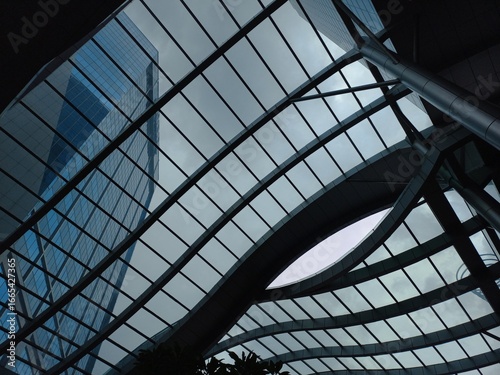 The building roof design uses clear glass, providing maximum natural lighting and saving energy.