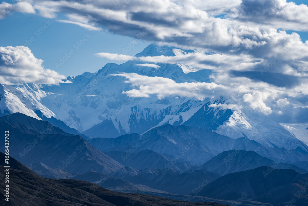 Obraz premium Magnificent Mt McKinley Alaska partly shrouded in clouds