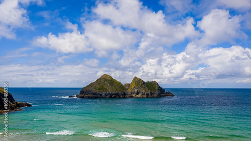 Foto Aerial daytime view of Holywell Bay beach with Gull Rocks in Cornwall, UK