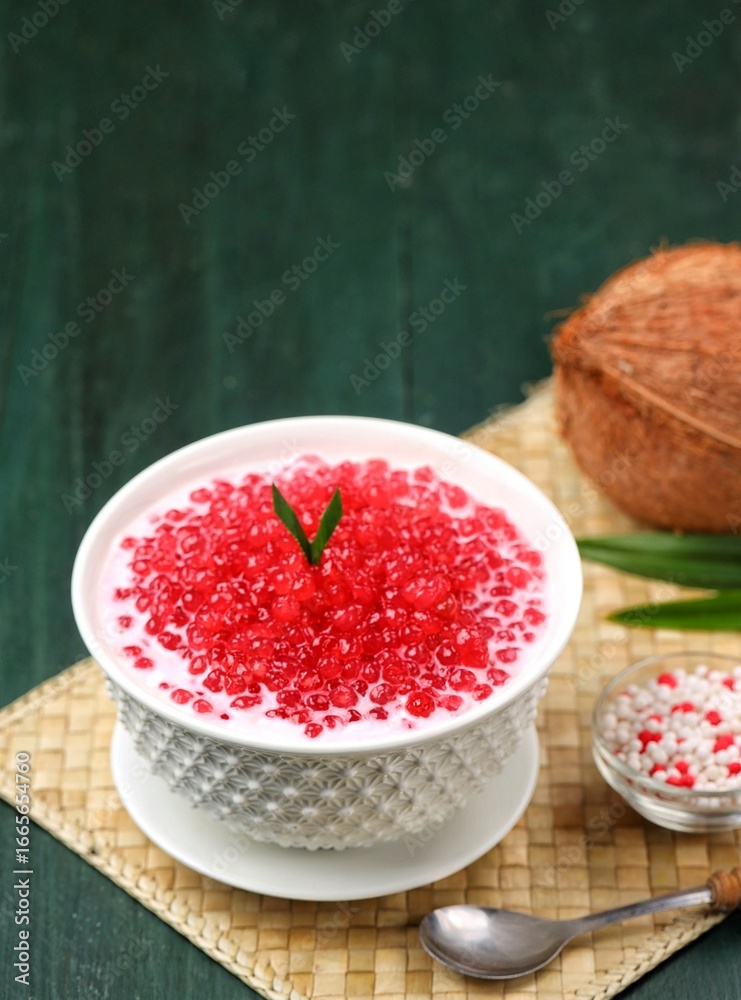 Φωτογραφία Sagu Mutiara atau Pacar Cina, also called sago pearls or sago pearls, is a type of snack made from tapioca cooked with sugar and coconut milk