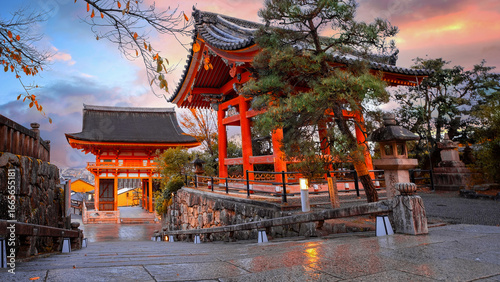 Fotografi Scenic view of  Kiyomizu-dera temple with beautiful foliage in autumn in Kyoto,