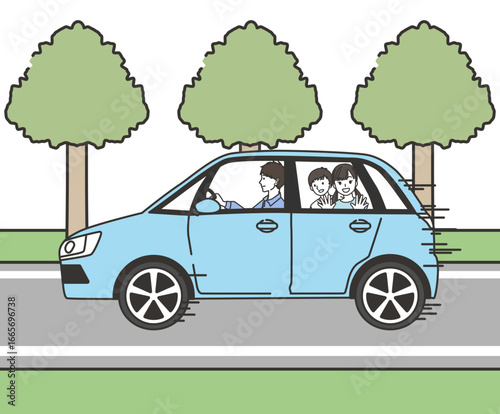 木々のある道路を家族で楽しくドライブするシーン