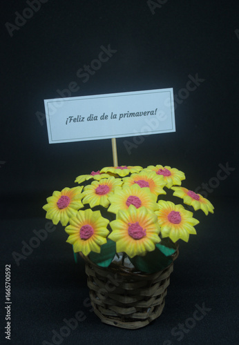 Quadro su tela Flores amarillas en maceta de mimbre con mensaje alegorico a la primavera en esp