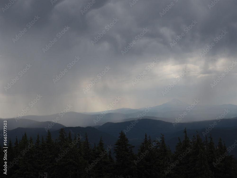 Fototapeta premium Mount Jefferson in the Clouds