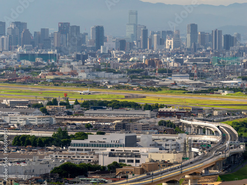 航空機が離陸する伊丹空港と大阪の都市景観