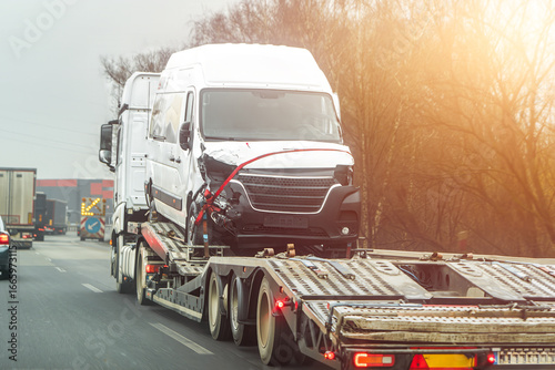 Εκτύπωση καμβά Flatbed truck hauling damaged work van