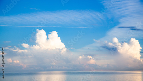 爽やかな空気に包まれた早朝の夏の海。