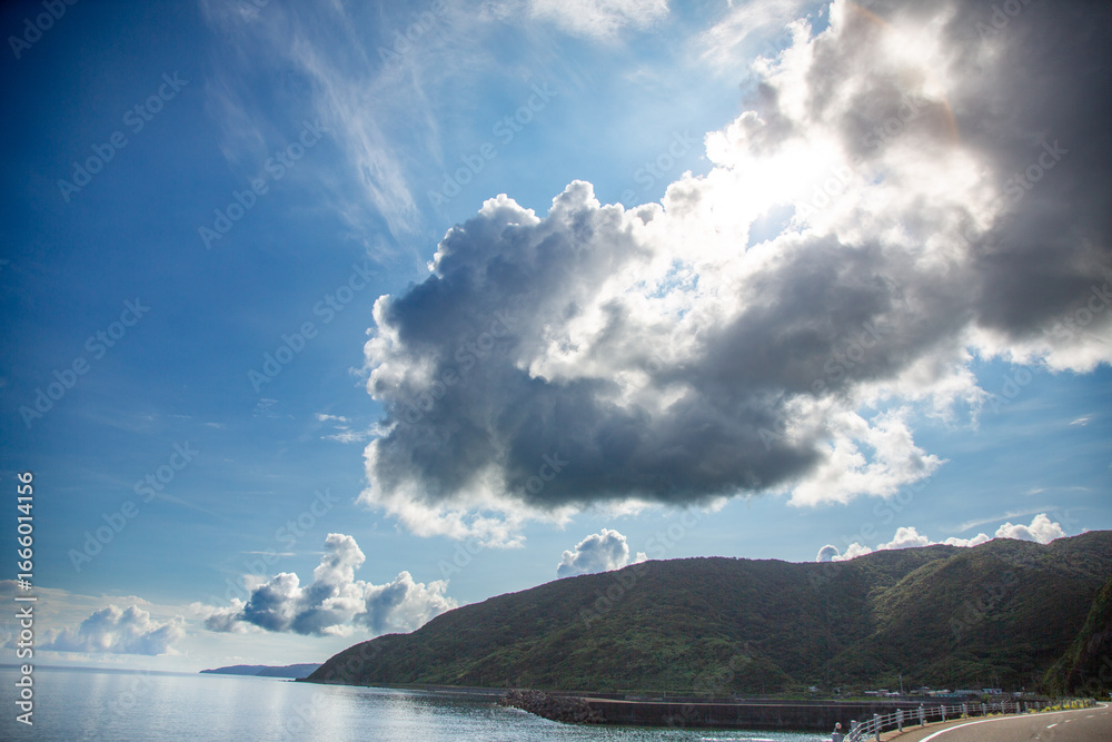 Fototapeta premium 爽やかな空気に包まれた早朝の夏の海。