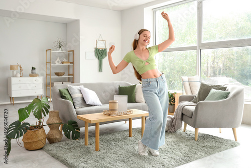 Young pretty woman in headp...