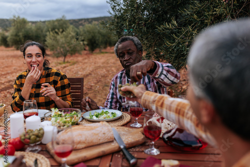 Konstfotografi Farmers eating olives and enjoying lunch in olive grove