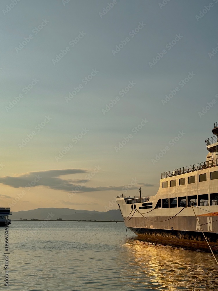 Fototapeta premium cruise ship at sunset