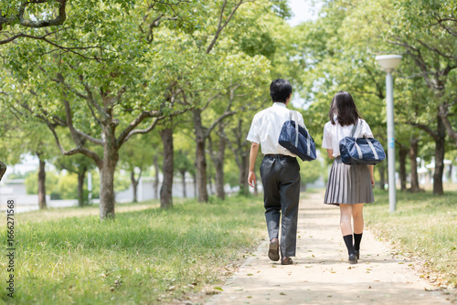 公園を歩く高校生