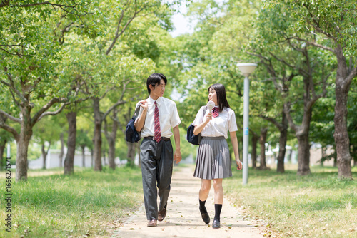 公園を歩く高校生