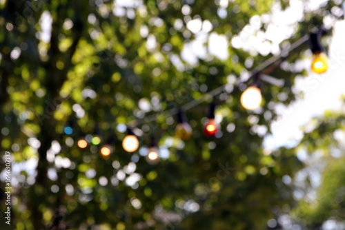 lichterkette im baum, unscharf als hintergrund