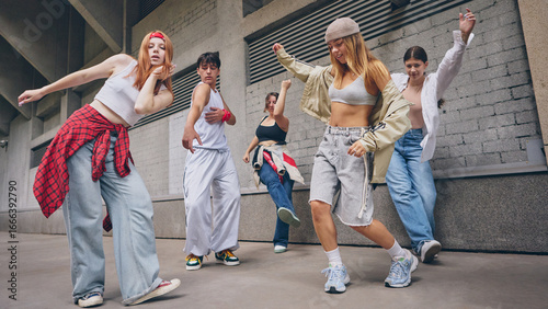 Foto Group of young street dancers performing expressive moves with urban energy