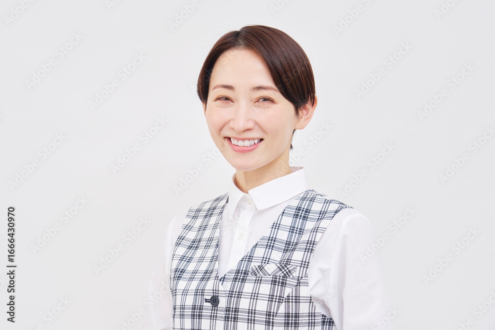 女性 事務員 笑顔 ポートレート 白背景 カメラ目線 女性 事務員 笑顔 ポートレート 白背景 カメラ目線