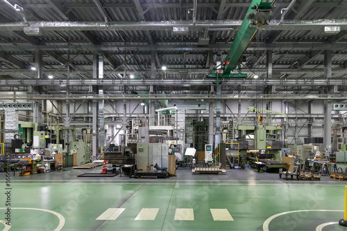 Obraz na płótnie 工作機械の並ぶ工場