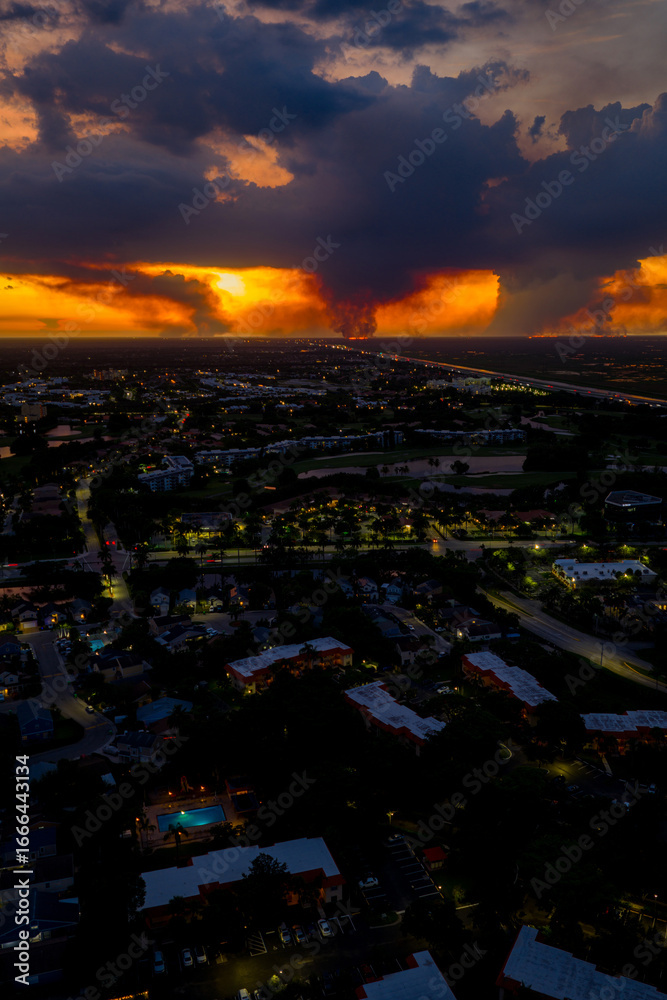Obraz premium Neighborhoods close to the Everglades wildfires