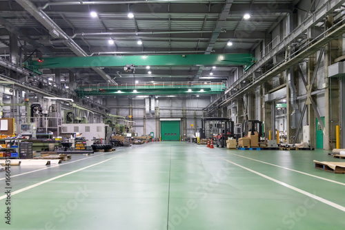 Obraz na płótnie 工作機械の並ぶ工場