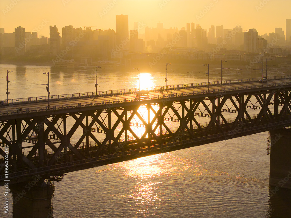 Φωτογραφία The sun sets golden over Wuhan China, illuminating the city skyline and the vast Yangtze River