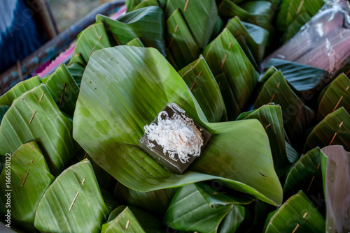 Coconut-sprinkled steamed khanom piap pun