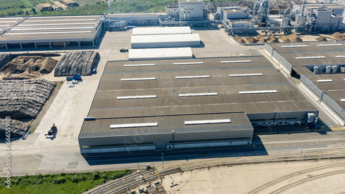 Billede på lærred Industrial warehouse building with loading docks and storage area from above