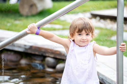 Fotografía Una bambina di due anni si divera al parco