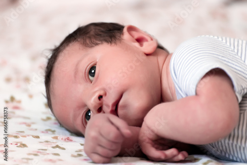 Neonato sdraiato sul lettino