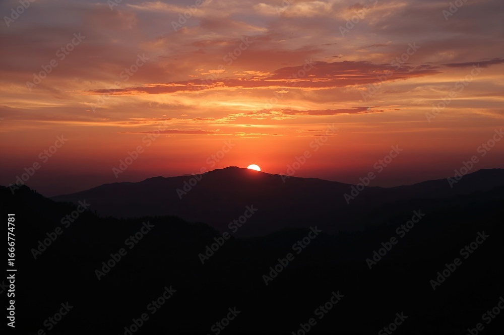 Obraz premium Silhouetted mountain peaks at dawn