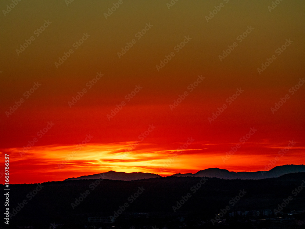 Fototapeta premium Sonnenuntergang hinter einer Hügelkette