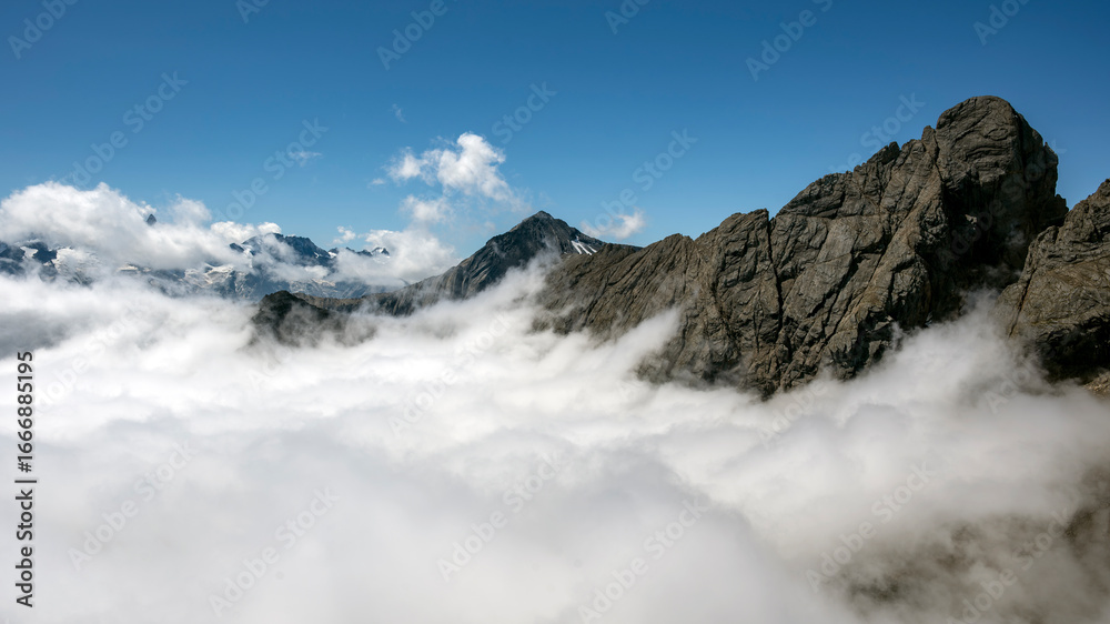 Obraz premium Paysage de montagne dans les Alpes françaises en été autour de Valloire avec les Aiguilles d'Arves émergeant des nuages