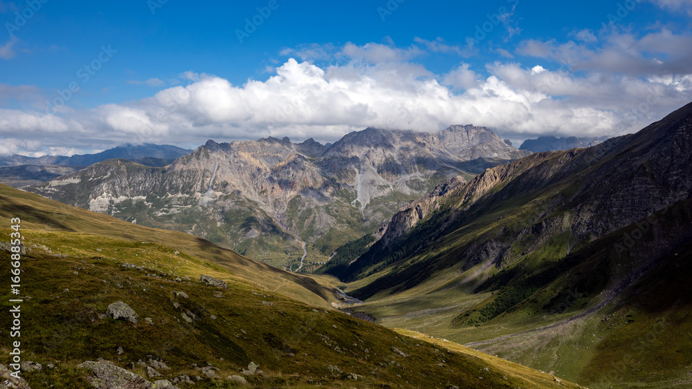 Naklejka premium Paysage de montagne dans les Alpes françaises en été autour de Valloire et du refuge des aiguilles d'Arves