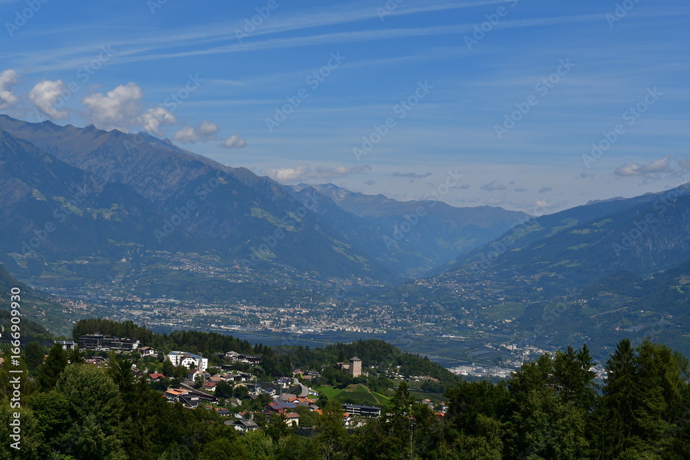 Fototapeta premium Schöne Landschaft bei Völlan in Südtirol mit Blick auf Meran