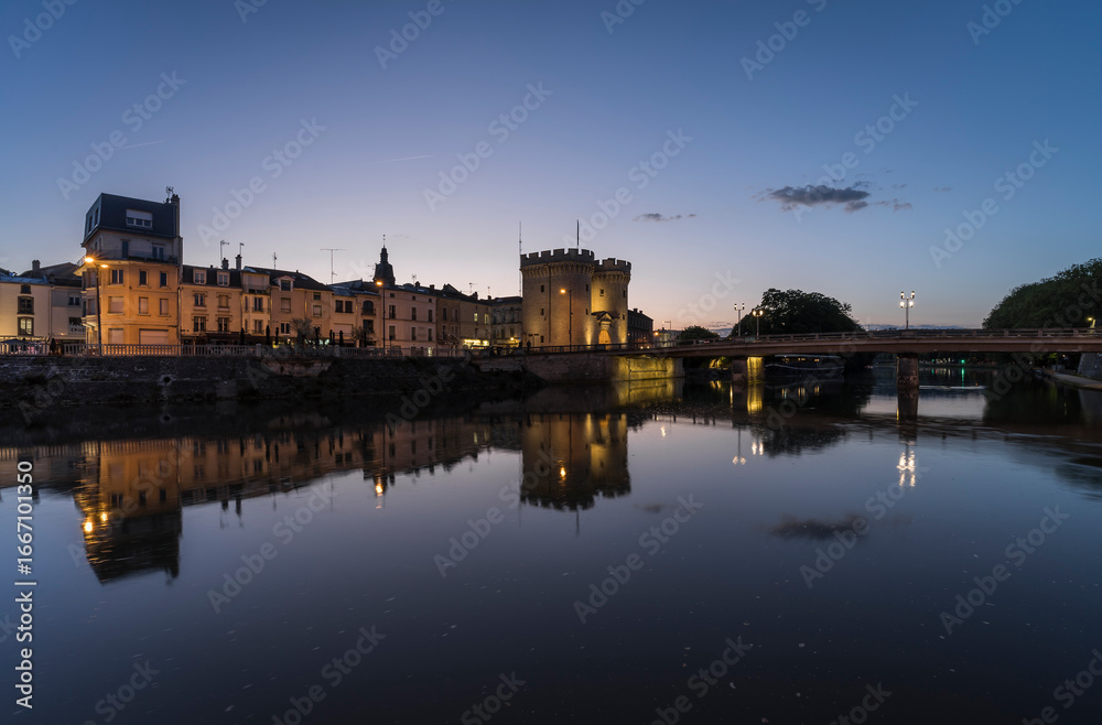Naklejka premium Cityscape of Verdun after sunset.