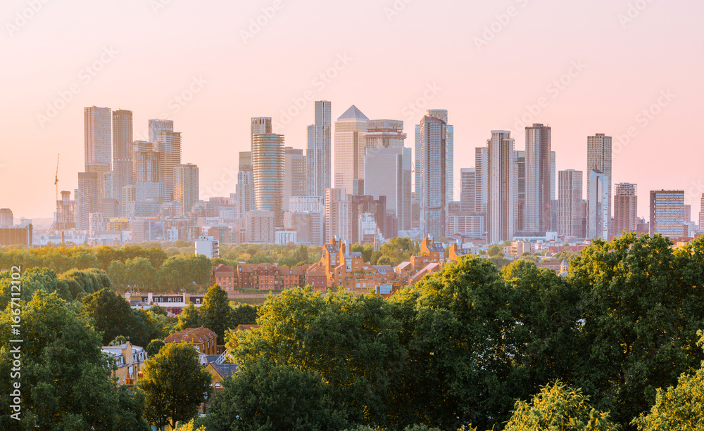 Fototapeta premium Canary Wharf, financial and business downtown in London at sunset, view from the Greenwich hill.