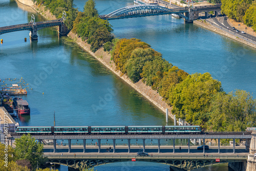 Le métro de paris qui circule au dessus du Pont de Bir-Hakeim