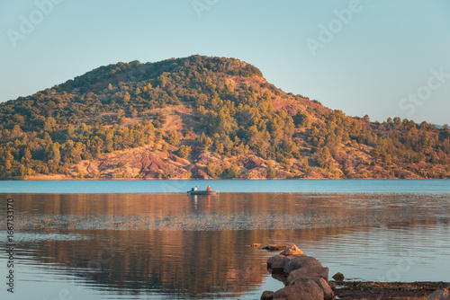 Barque à deux sur le lac du Salagou