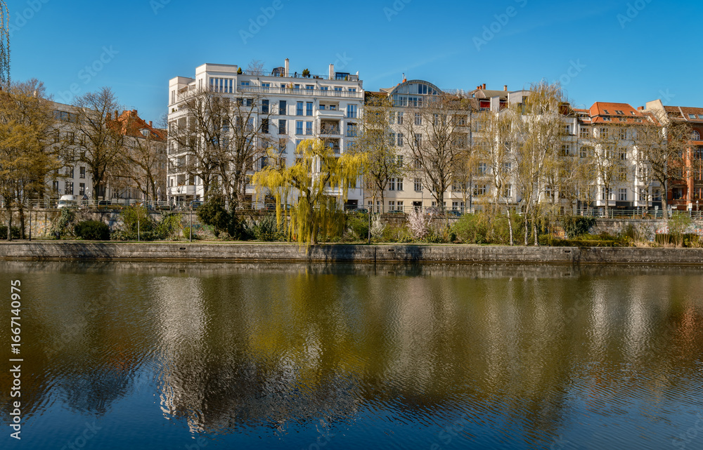 Fototapeta premium Frühling am denkmalgeschützten historischen 