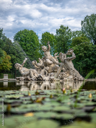 Bassin d'eau dans un parc