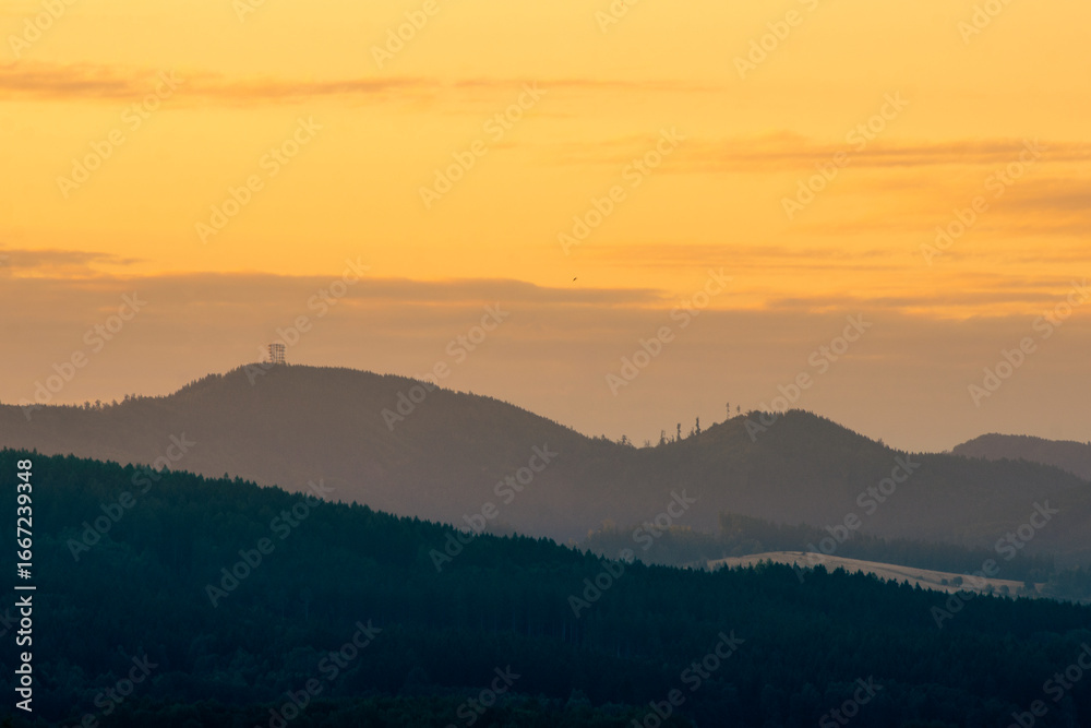 Fototapeta premium Góry Kamienne i wieża na szczycie Dzikowca o poranku