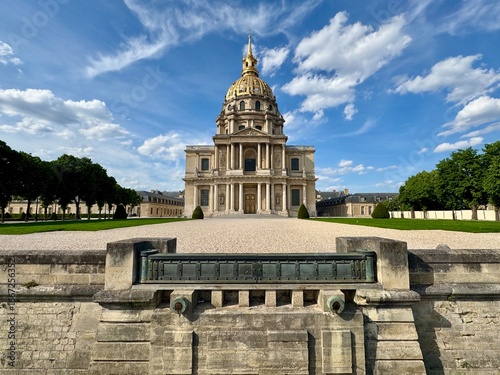 veduta della facciata della Eglise du Dome les Invalides, a Parigi in una giornata primaverile.